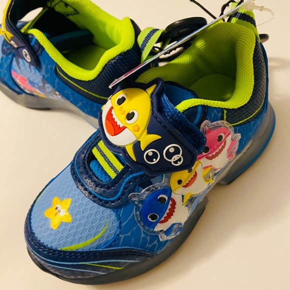 Baby Shark Toddler Light Up Tennis Shoes Sneaker Boys Girls size 9 NWT - Picture 2 of 6